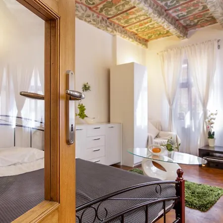 Hotel apartamentowy Charming Historical Charles Bridge Residences 4*