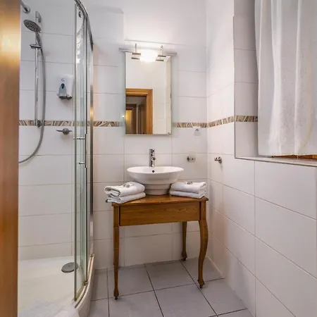 Charming Historical Charles Bridge Residences 布拉格