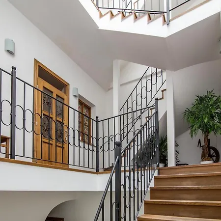 Charming Historical Charles Bridge Residences 公寓式酒店